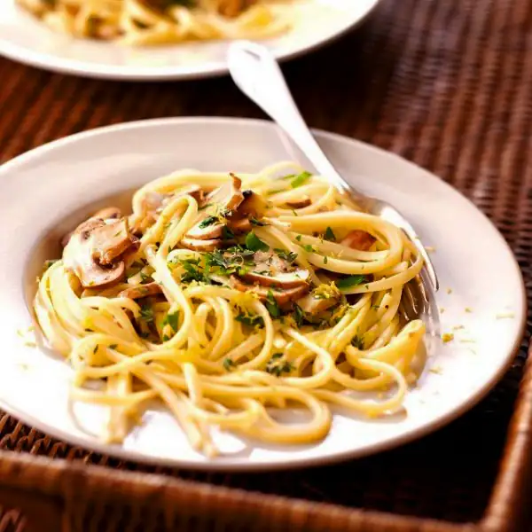 Linguine With Mushrooms, Lemon, Garlic and Thyme