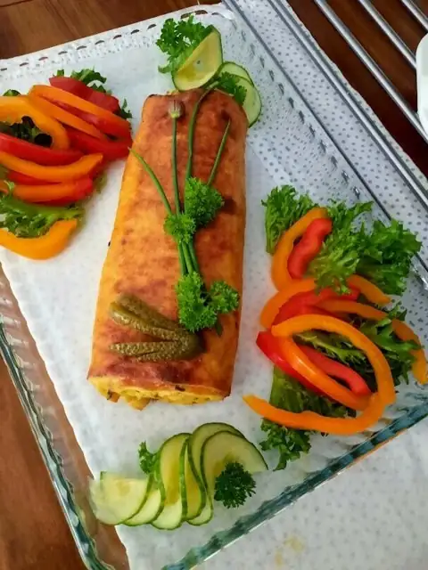 Gluten-free omelette and chicken roll