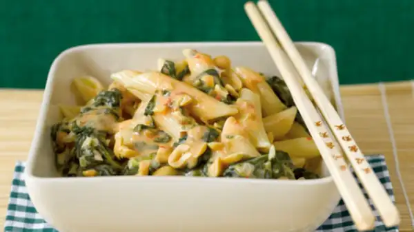 Penne with spinach and peanut sauce