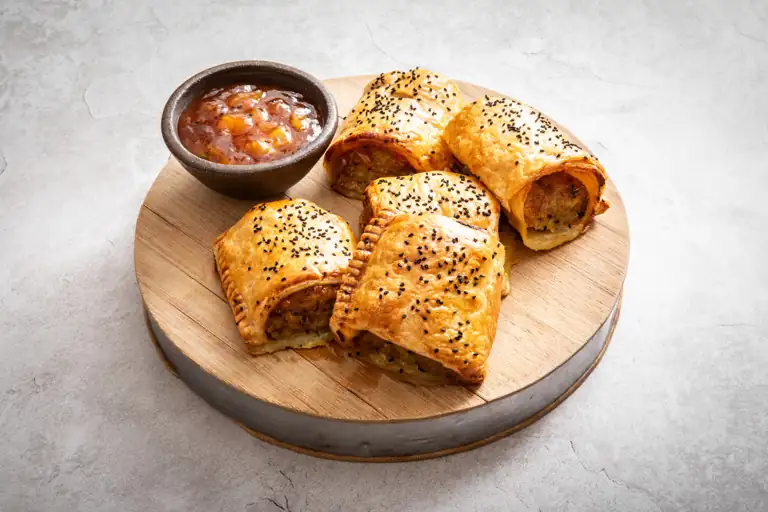 Receta de rollitos de salchicha al estilo de Goa con chutney de mango