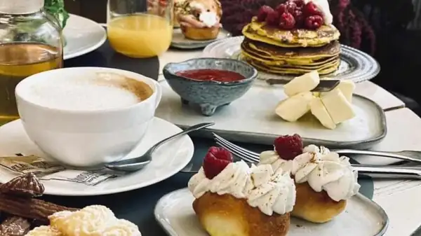 Outdoor breakfasts in Rome on Saturday and Sunday are the best of the weekend