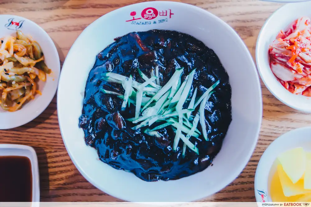 20 lugares de comida coreana barata con platos principales por menos de $15, incluyendo opciones de puestos callejeros