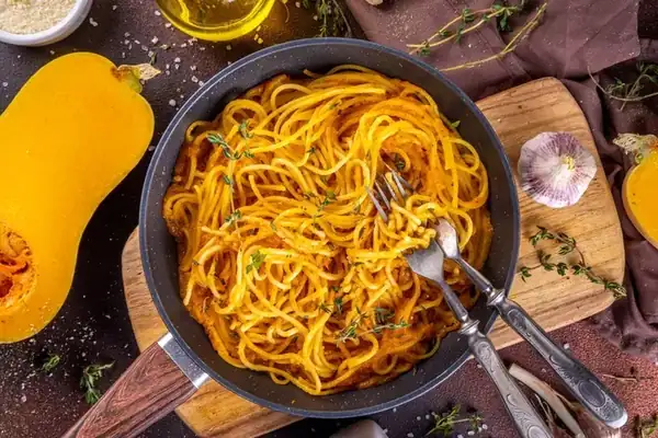 Spaghetti with feta and pumpkin