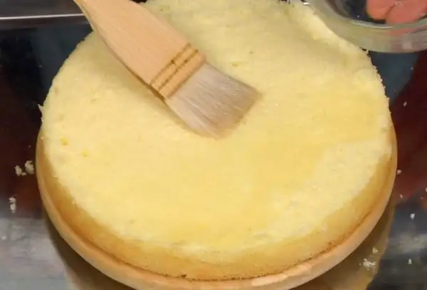 How to prepare and apply syrup for cakes