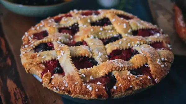 La enorme tarta de cuatro frutos rojos de Costco es suficiente para alimentar a toda una fiesta de verano