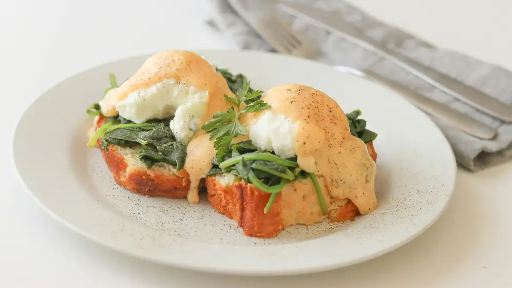 Eggs Florentine or the meatless version of the “millionaire's breakfast”. They are separated from the famous eggs Benedict by one crucial ingredient
