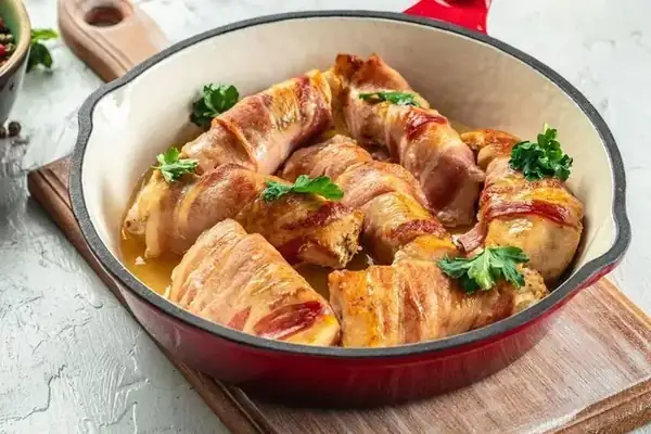 Pechuga de pollo envuelta en tocino