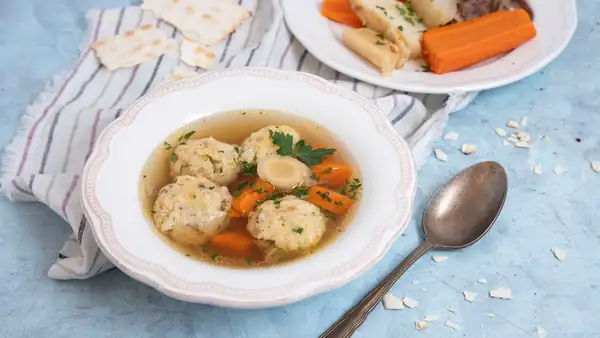 Sopa de pato con albóndigas de matzá
