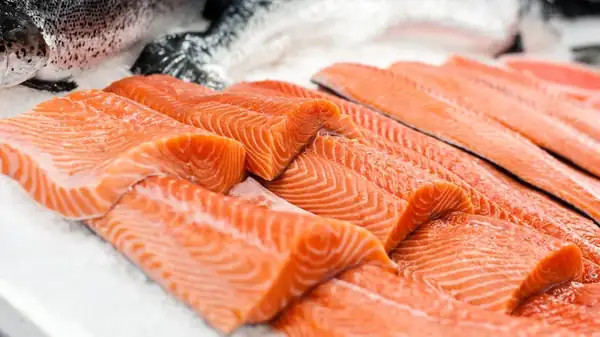Los 2 peores días de la semana para pedir pescado en un restaurante