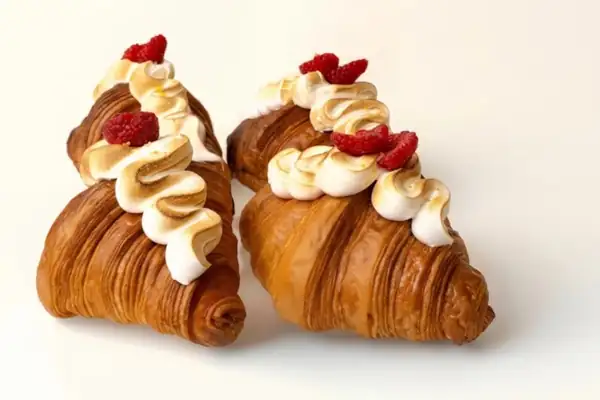 Large leavened products and pastries: the balanced yolk and sugar give more softness and stability