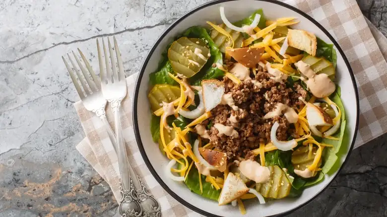 La carne picada sobrante es la excusa perfecta para hacer una ensalada de hamburguesa