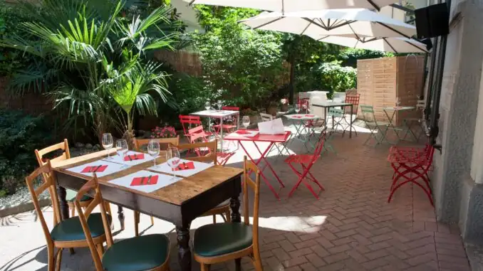 Milan's outdoor wine bars: six places to enjoy a glass of wine amidst courtyards and outdoor seating