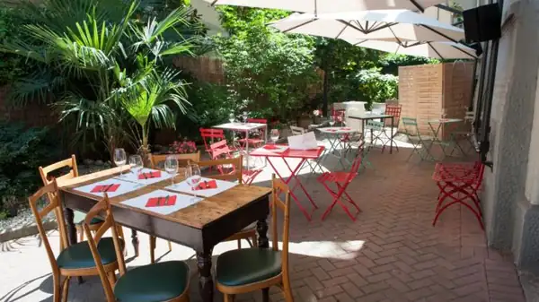 Milan's outdoor wine bars: six places to enjoy a glass of wine amidst courtyards and outdoor seating