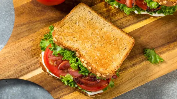 Dale un toque dulce a tu BLT con este cambio de tomate que simplemente funciona
