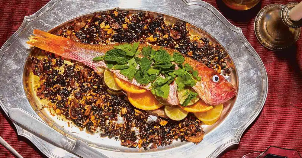Pescado entero asado con crujiente de chile chisporroteante