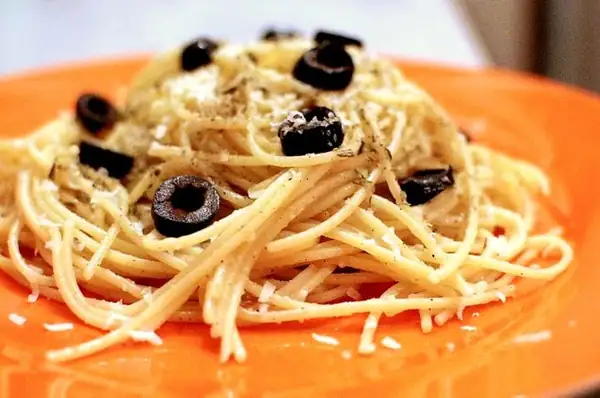 Receta de espaguetis con queso y aceitunas