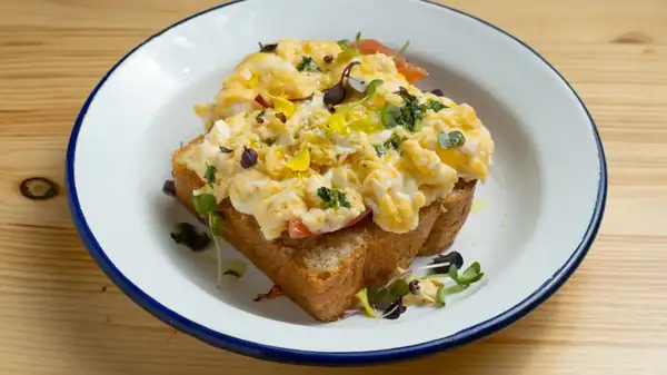 El ingrediente que sustituye a la leche en los huevos revueltos y lo cambia todo, según un experto culinario
