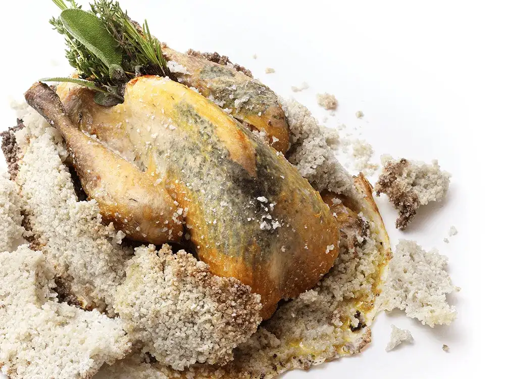 Gallina de Guinea en costra de sal