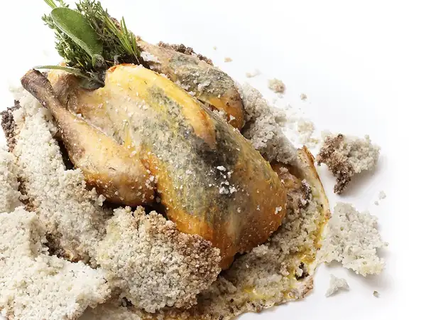 Gallina de Guinea en costra de sal