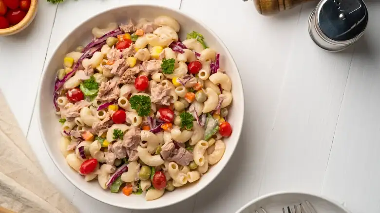 Atún enlatado, un ingrediente sencillo que da más sabor a la ensalada de pasta