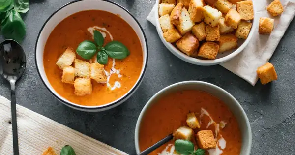 Sopa de tomate vegana al horno con picatostes