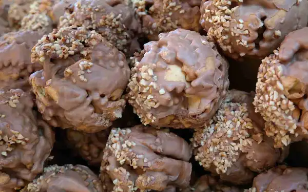 Crunchy cereal and dried fruit balls, we will prepare some fabulous morsels for dessert after dinner