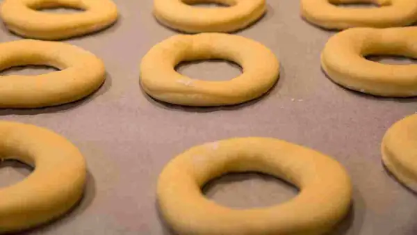 Crumbly shortcrust pastry donuts and the snack becomes a delight for the palate