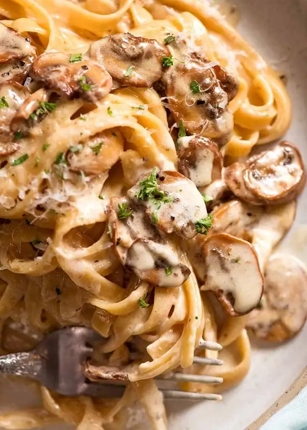 Pasta cremosa con champiñones
