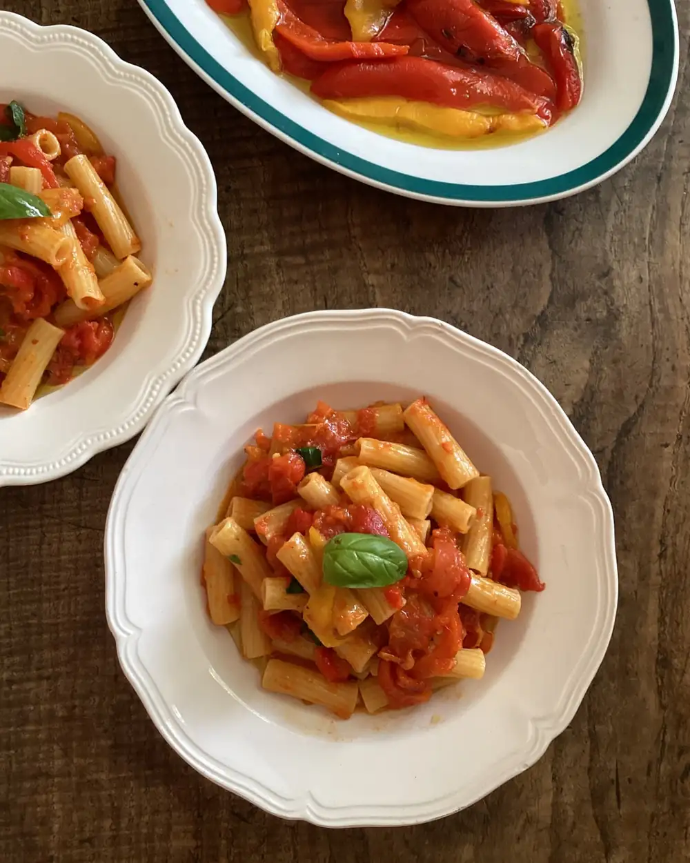 Receta de Rachel Roddy para pasta con pimientos rojos y anchoas o queso de cabra.