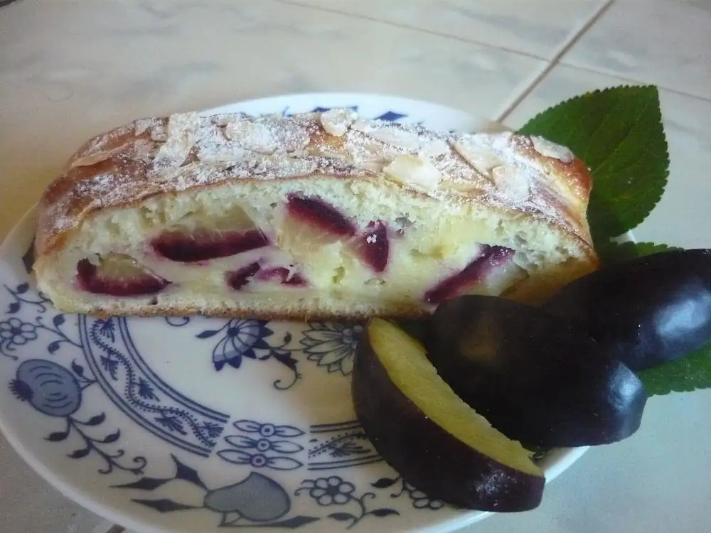 Yeast braid with cottage cheese and plums