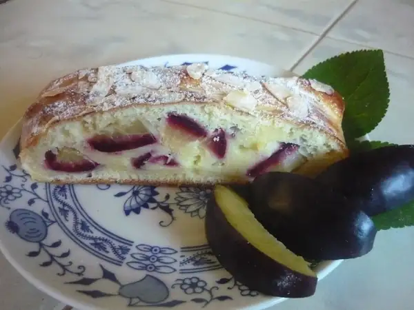 Yeast braid with cottage cheese and plums