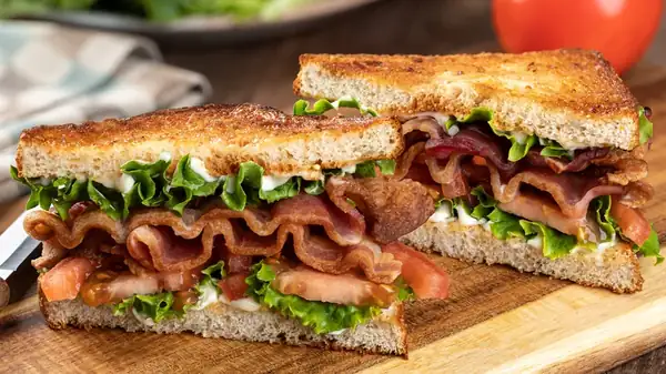 Chopped bacon can improve the BLT sandwich compared to sliced ​​bacon.