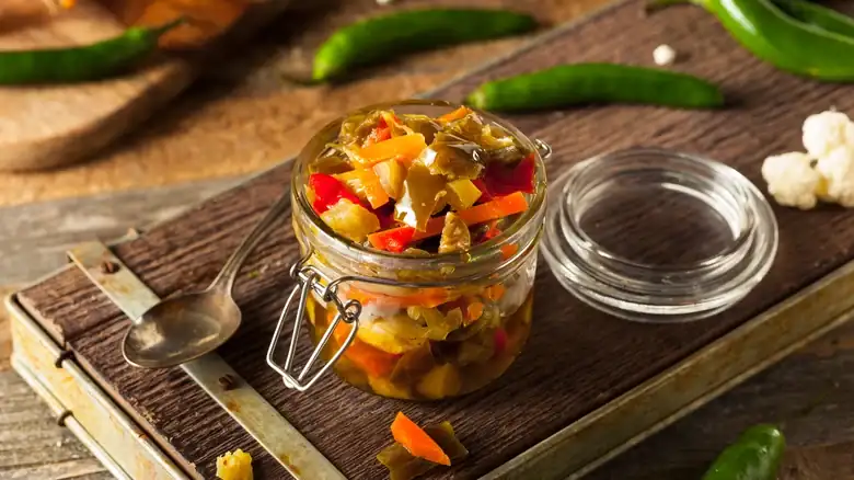 Freír giardiniera con camarones equilibra el sabor de forma sorprendente