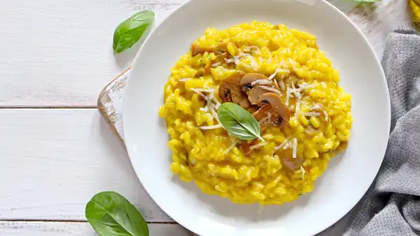 Por qué el chef J. Kenji López-Alt sirve el risotto en un plato caliente