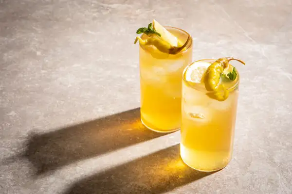 Cóctel highball de guindilla y eneldo