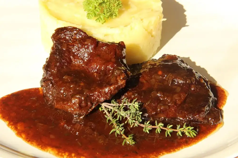 Learn how to make beef cheeks with rose hips like a pro. Wine and thyme add a touch of spice