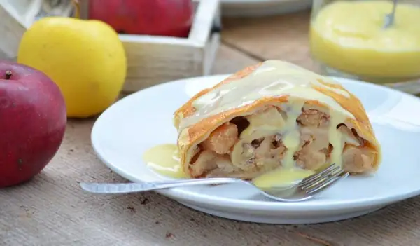 Apple Strudel with Vanilla Cream