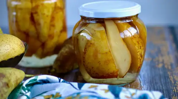 Prepara compota de pera de forma rápida y sencilla. El ácido protegerá la fruta del oscurecimiento