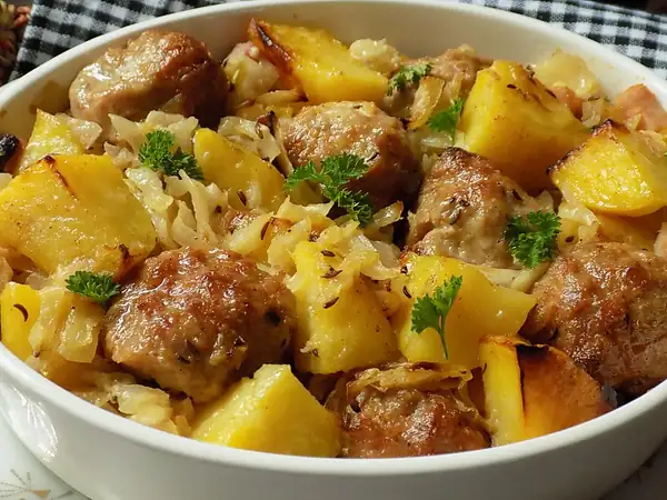 Cabbage, minced meatballs and potatoes in one baking dish