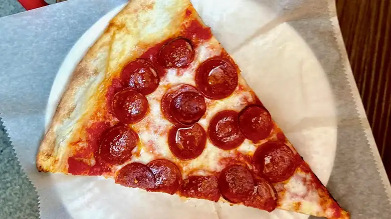 Puedes (y deberías) congelar las sobras de pizza de Costco