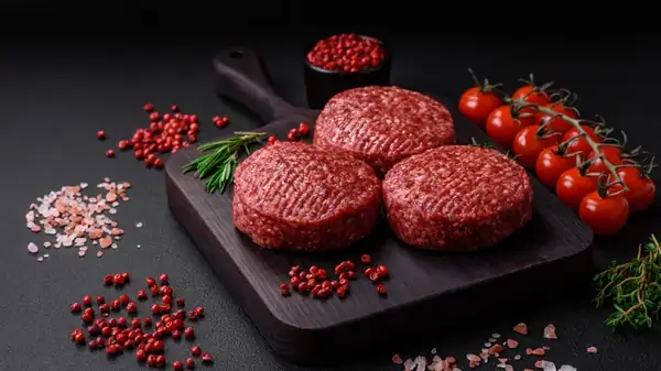 Prepara tus propias hamburguesas en lugar de comprarlas prefabricadas