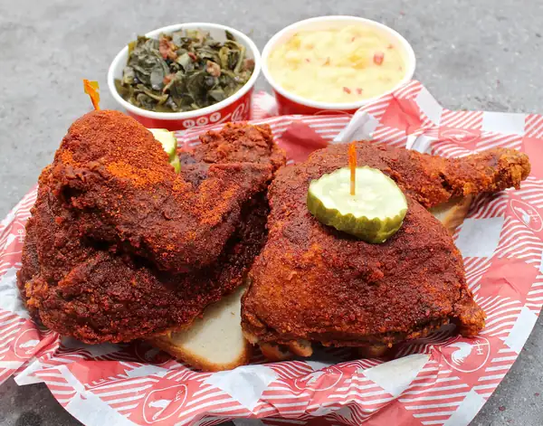 La popular cadena de restaurantes de pollo picante Hattie B's, originaria de Nashville, abre sus puertas en Deep Ellum