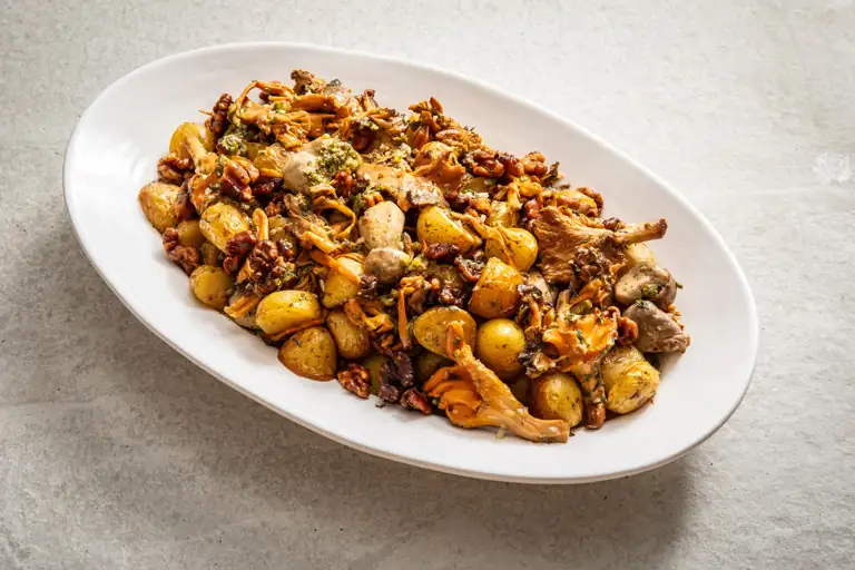 Ensalada de patatas baby con setas silvestres, nueces y una receta de aderezo de alcaparras