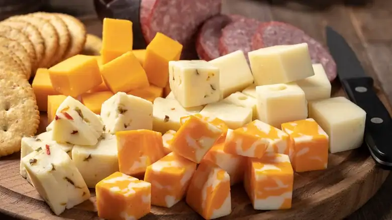 ¿Qué diferencia al queso estilo longhorn del Colby?