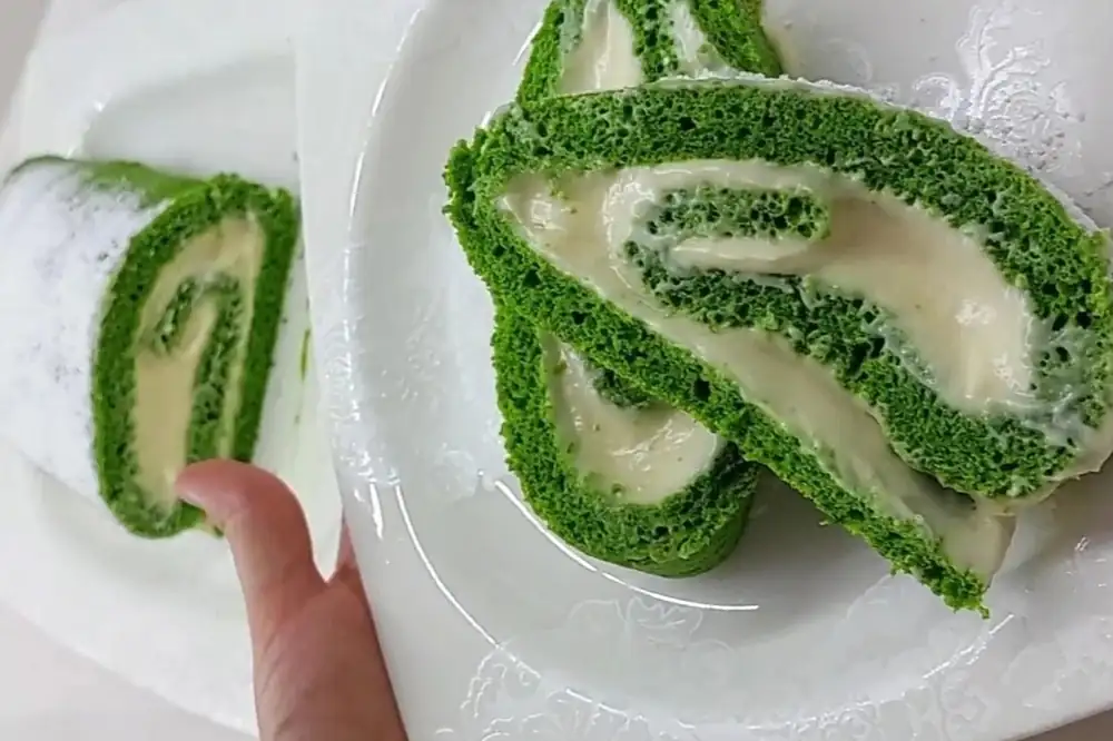Sorprendente a la vista: Pastel enrollado verde de espinacas