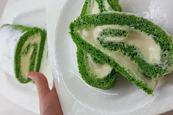 Sorprendente a la vista: Pastel enrollado verde de espinacas