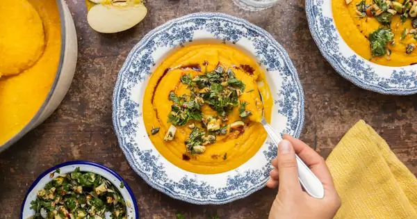 Sopa de calabaza y lentejas con manzana y gremolata