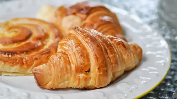 Croissant: los panaderos siempre revisan este detalle antes de comprar uno, y no es el color