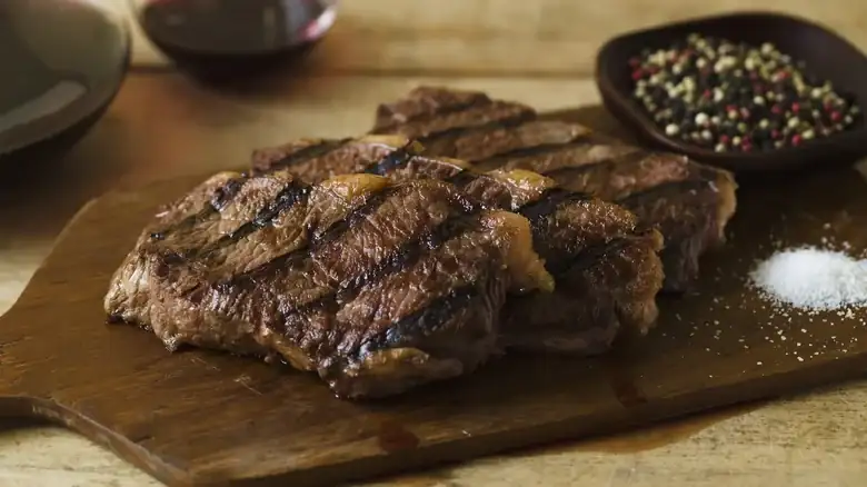 Recurre a un ingrediente básico de la despensa para obtener filetes perfectamente sazonados en todo momento