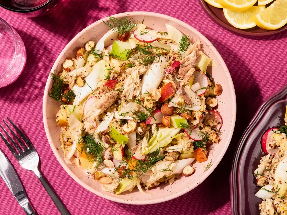Ensalada de achicoria y quinoa con trucha ahumada y manzana